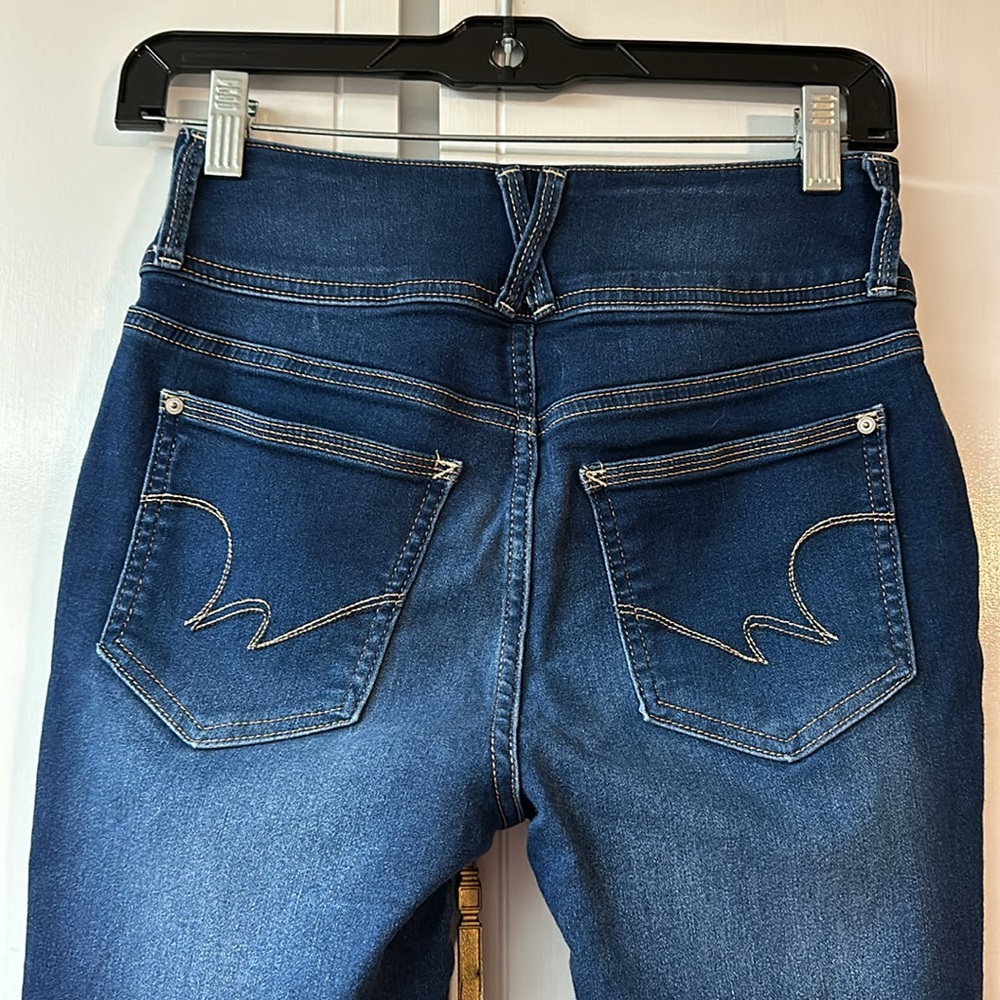 WALLFLOWER “THE SASSY HIGH RISE” JEANS. Size 3 juniors. EXCELLENT CONDITION.